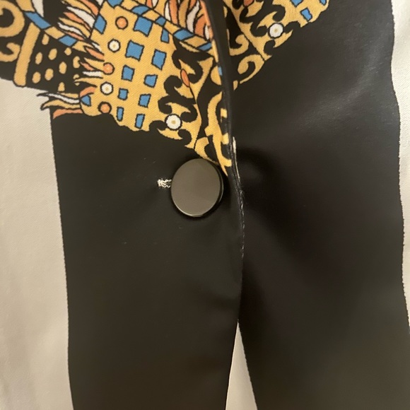 Beautiful Blazer - Picture 4 of 4